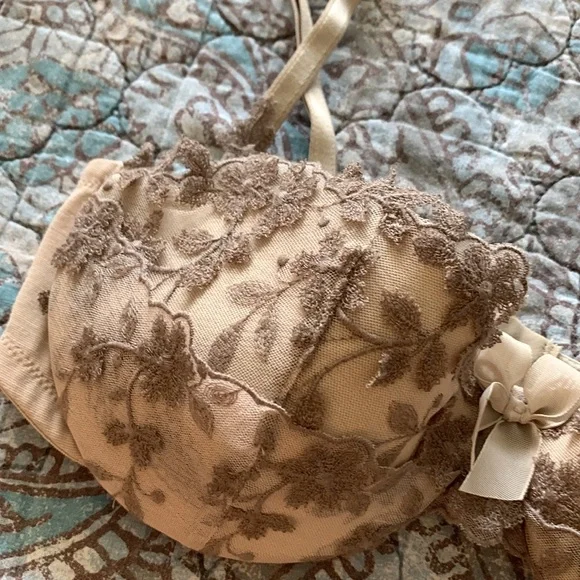 NWOT Wolford Underwire Bra 32B